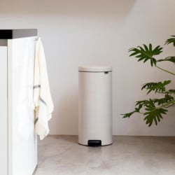 Кош за смет с педал Brabantia NewIcon 1005539, 30 л, Леко затваряне, Противоплъзгаща основа, Бежов