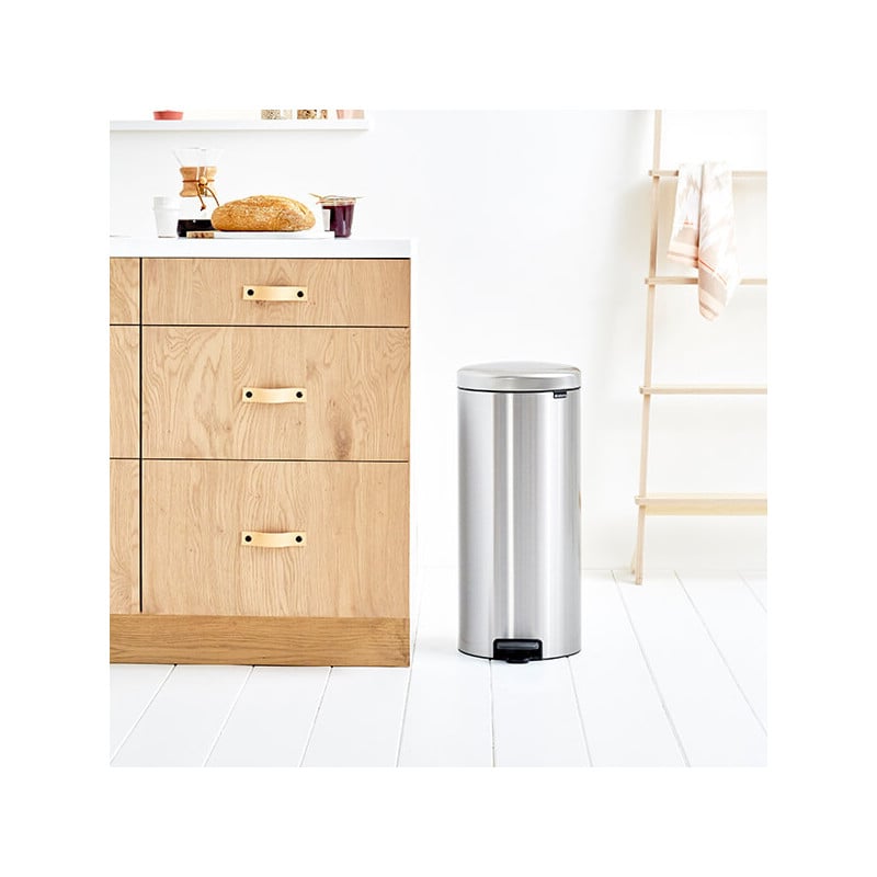 Кош за боклук с педал Brabantia NewIcon 649061, 30 л, Леко затваряне, Противоплъзгаща основа, Устойчив на пръстови отпечатъци, Инокс/Мат