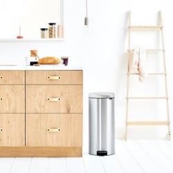 Кош за боклук с педал Brabantia NewIcon 649061, 30 л, Леко затваряне, Противоплъзгаща основа, Устойчив на пръстови отпечатъци, Инокс/Мат