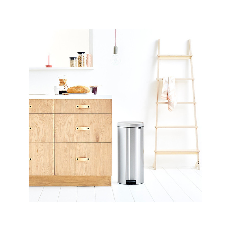 Кош за боклук с педал Brabantia NewIcon 649061, 30 л, Леко затваряне, Противоплъзгаща основа, Устойчив на пръстови отпечатъци, Инокс/Мат