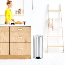 Кош за боклук с педал Brabantia NewIcon 649061, 30 л, Леко затваряне, Противоплъзгаща основа, Устойчив на пръстови отпечатъци, Инокс/Мат