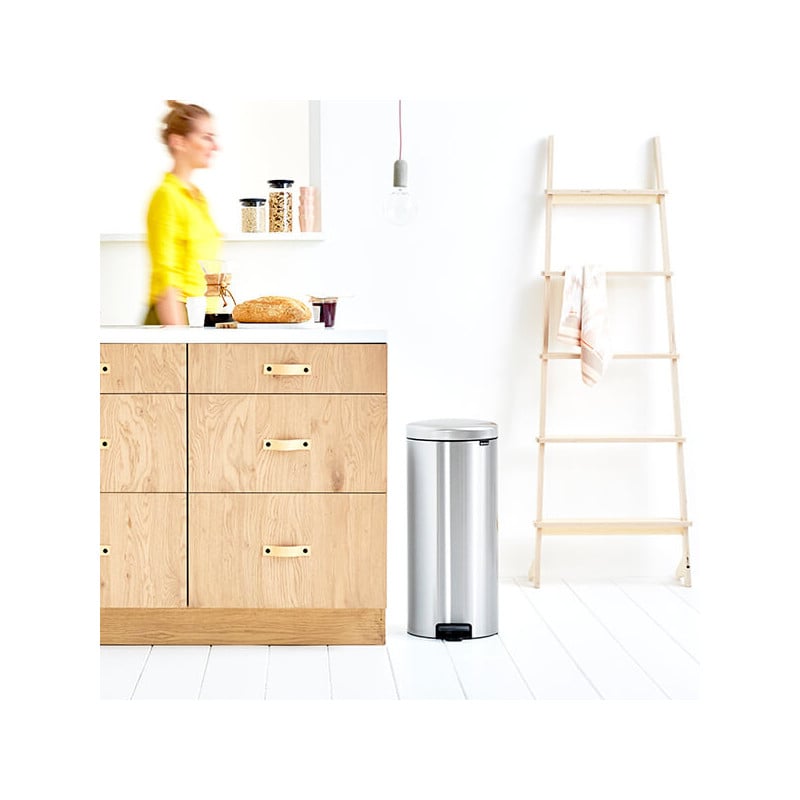 Кош за боклук с педал Brabantia NewIcon 649061, 30 л, Леко затваряне, Противоплъзгаща основа, Устойчив на пръстови отпечатъци, Инокс/Мат