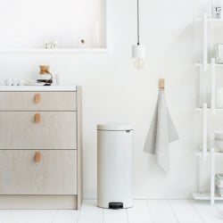 Кош за боклук с педал Brabantia NewIcon 649063, 30 л, Леко затваряне, Противоплъзгаща основа, Метална вътрешна кофа, Бял