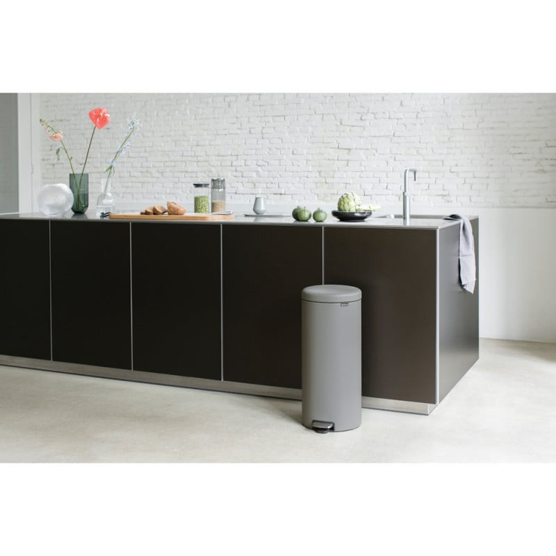 Кош за боклук с педал Brabantia NewIcon 1001092, 30 л, Леко затваряне, Противоплъзгаща основа, Сатенено покритие, Сив